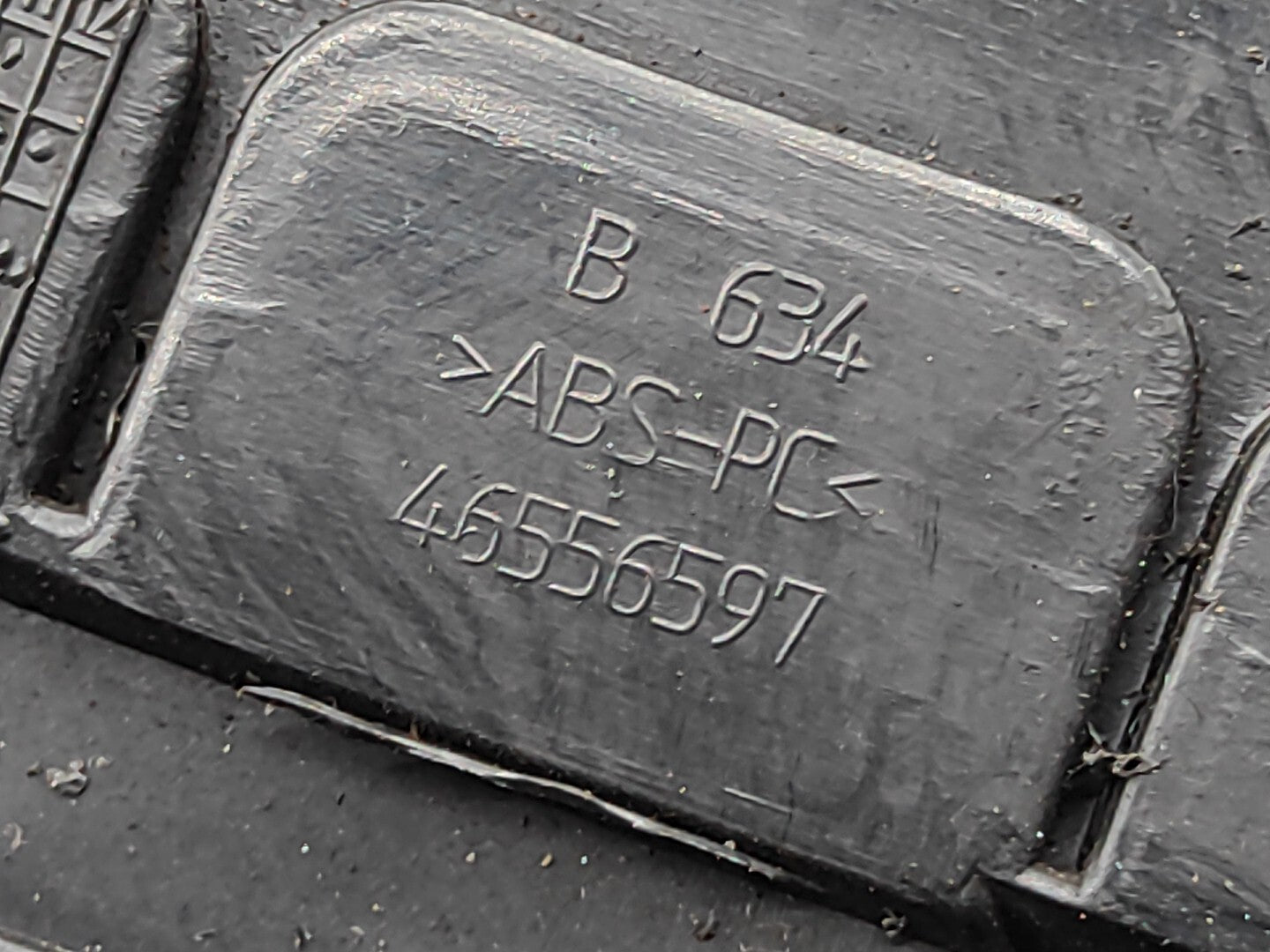 Alfa Romeo 147 2.0TS 110kW 2002 Front Bumper Center Grill 46556597