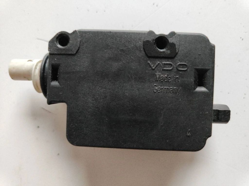 BMW 5 E39 2001 Petrol Rear Fuel tank cap lock motor 8352168 