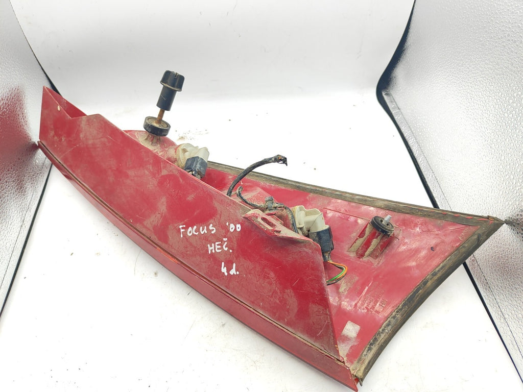 Ford Focus MK1 Hatchback 2001 LHD Rear Right Side Taillight Lamp Light XS4113404