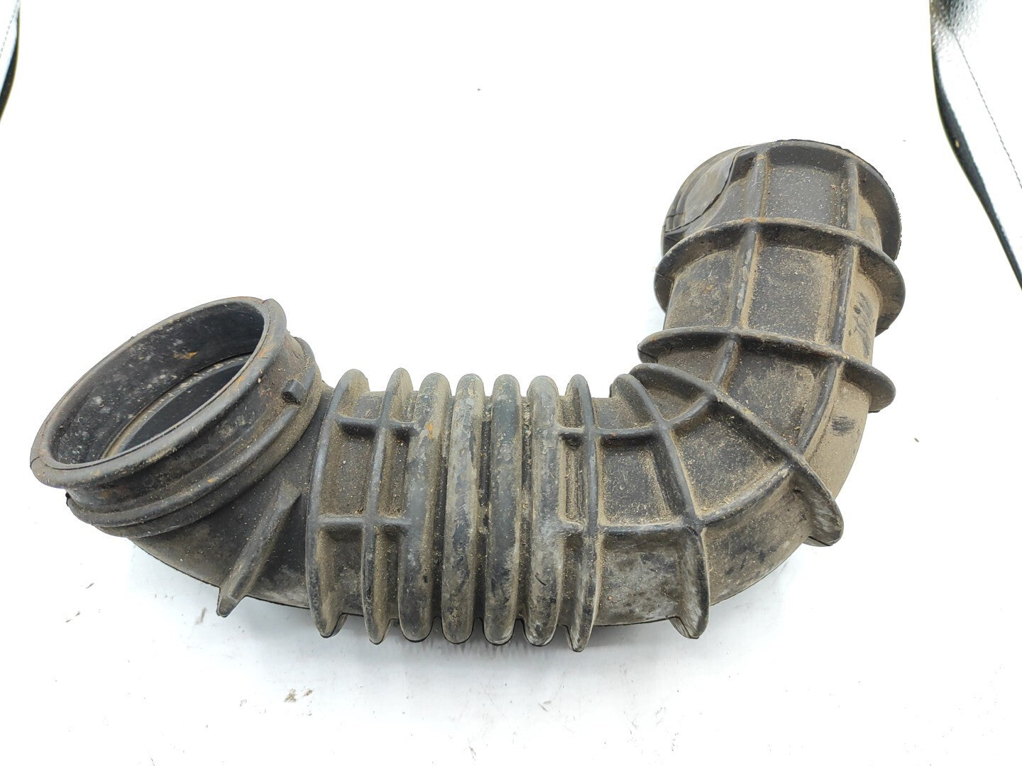 Ford Focus MK1 1.6i 74kW 2001 Engine Air Intake Pipe Hose 98AB9R504AD