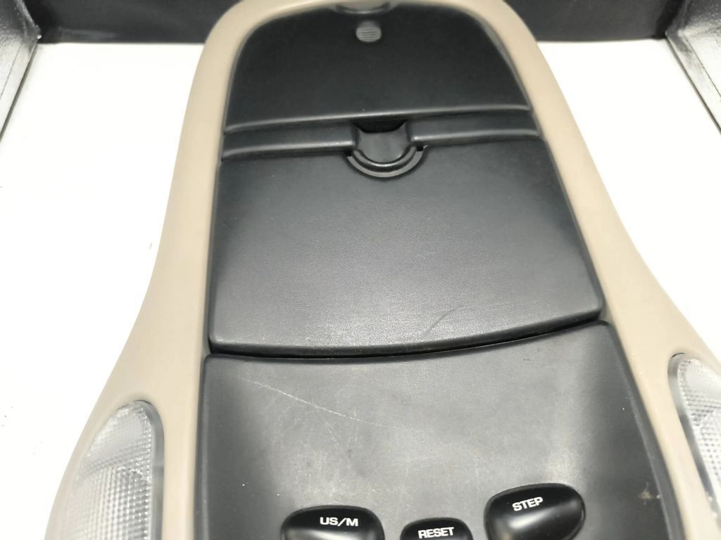 Chrysler Voyager 3.8i 1998 front seat reading dome light 0J36TRM 