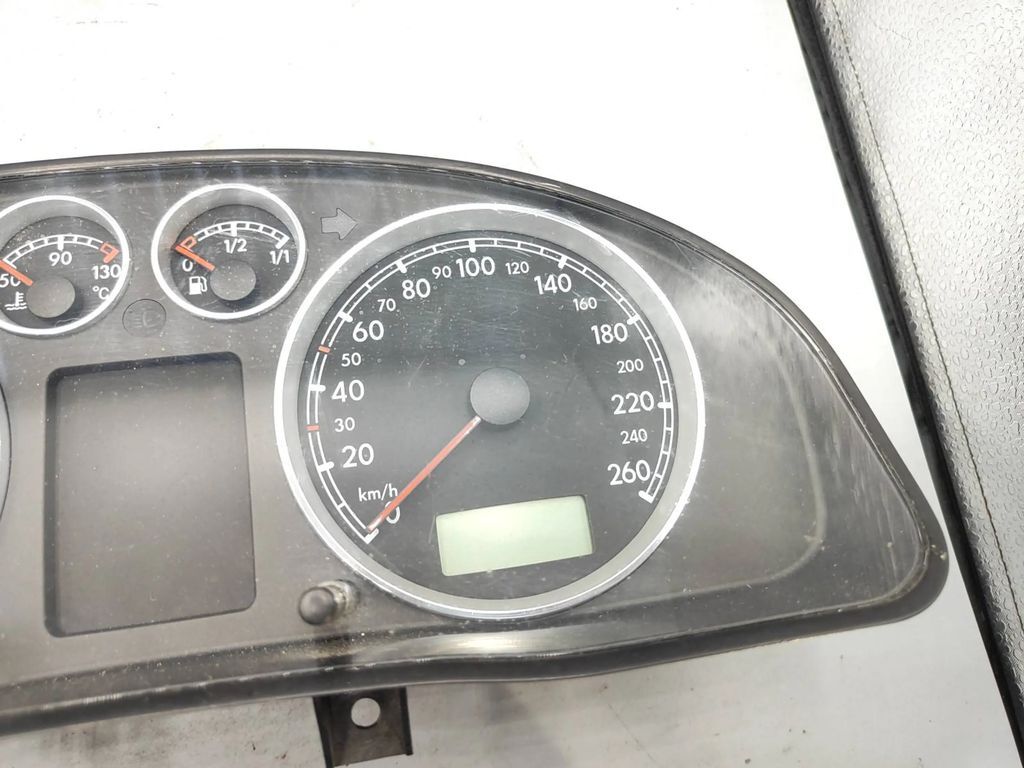 Volkswagen PASSAT B5.5 1.9TDI 2001 speedometer instrument cluster 3B0920806A 