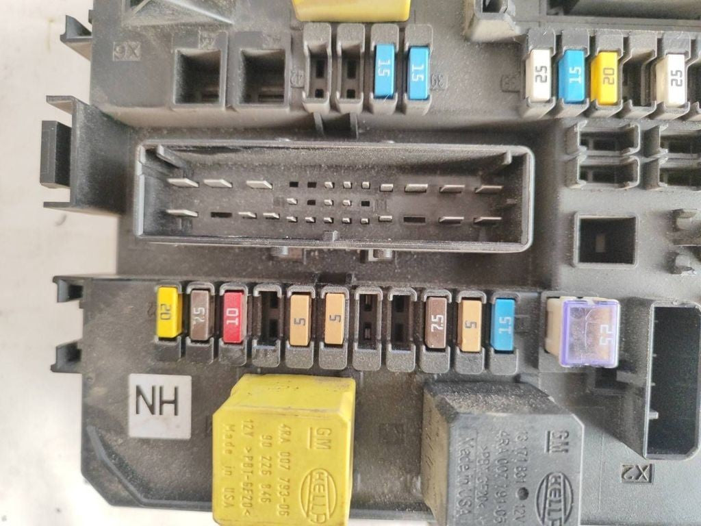 Opel Zafira B 2006 Fuse module 13220829 