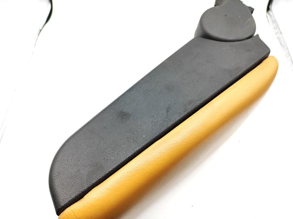 Alfa Romeo GT 1.9JTD 110kW 2006 Center Console Leather Armrest Yellow