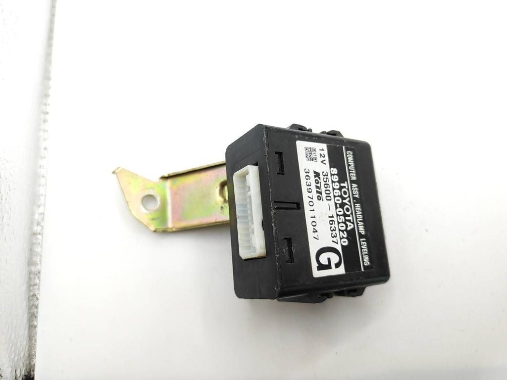Toyota Avensis T250 2004 Light control module unit LCM 8996005020 