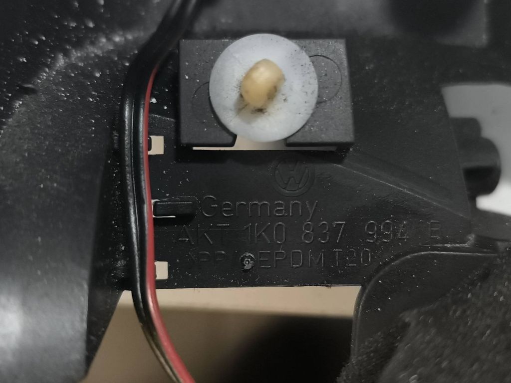 Volkswagen Golf V 2003 Front right side door speaker tweeter trim