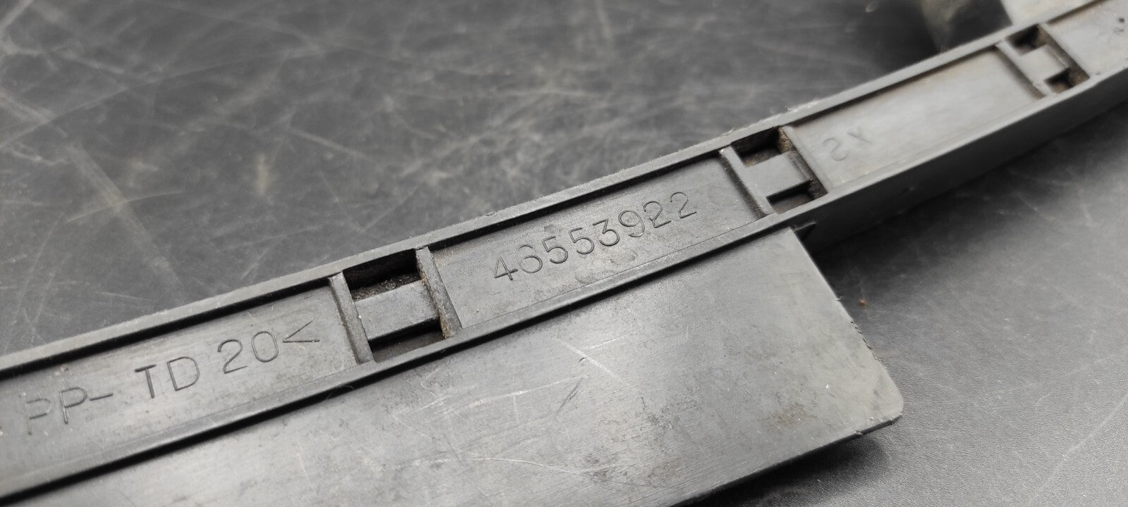 Alfa Romeo 147 2007 Left Side Window Stripe Molding Bracket 46553922