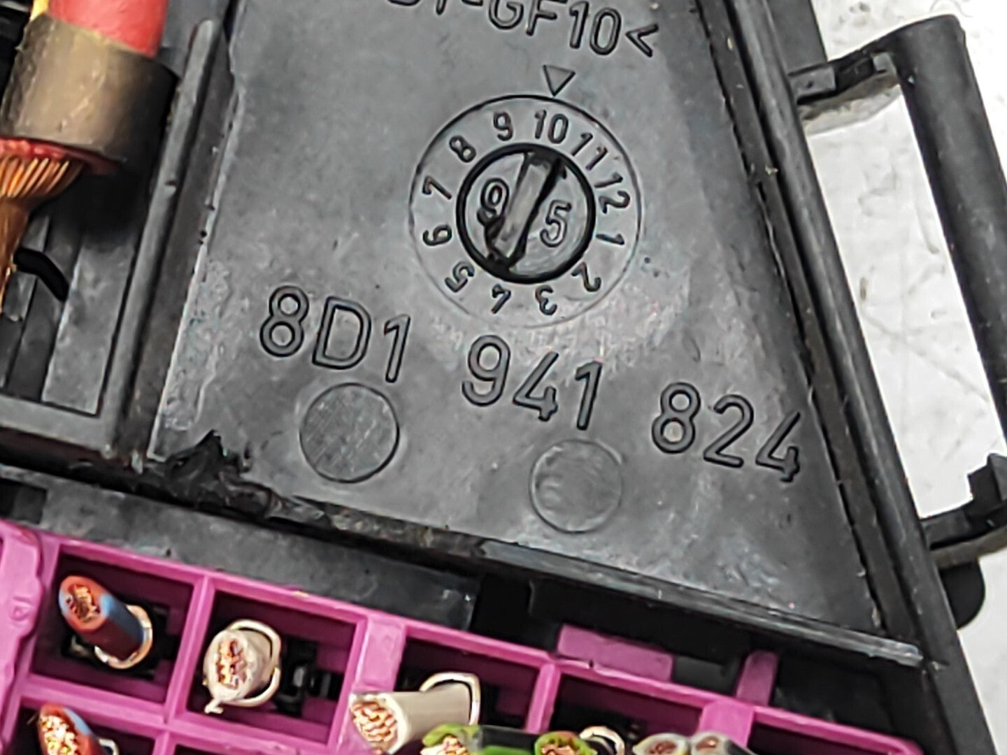 Audi A4 B5 1.6i 74kW Petrol 2001 Fuse Relay Box Unit 8D1941824