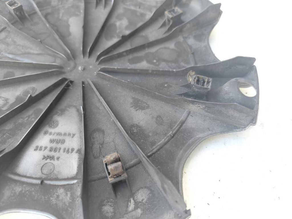 Volkswagen PASSAT B4 1995 R14 wheel hub cap trim 357601147A 