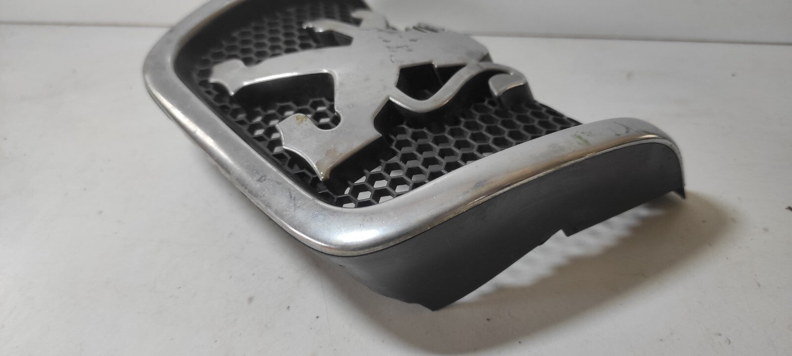 Peugeot 607 3.0 V6 2002 Front Bumper Logo Emblem 9638055177