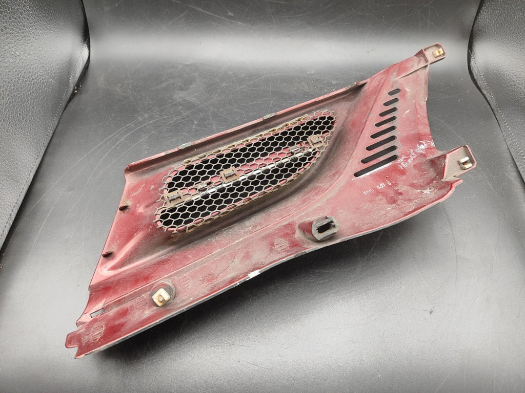Alfa Romeo 166 2.4JTD 110kW 2002 Front Right Upper Grill 156016559 RED
