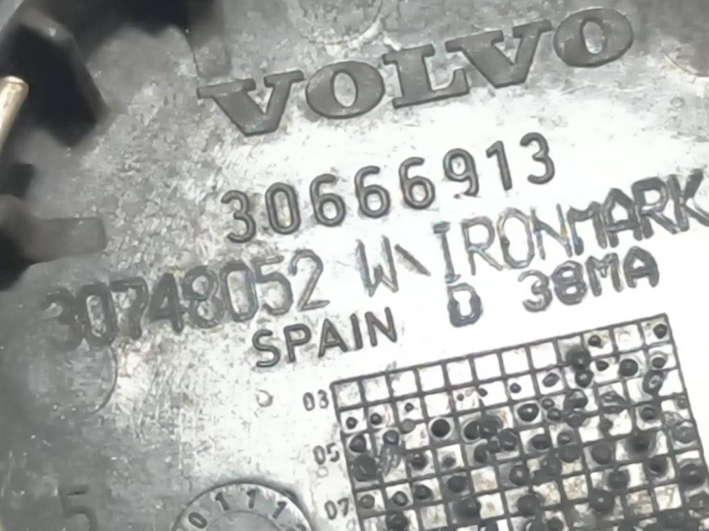 Volvo V70 2002 Center wheel cap 30666913 