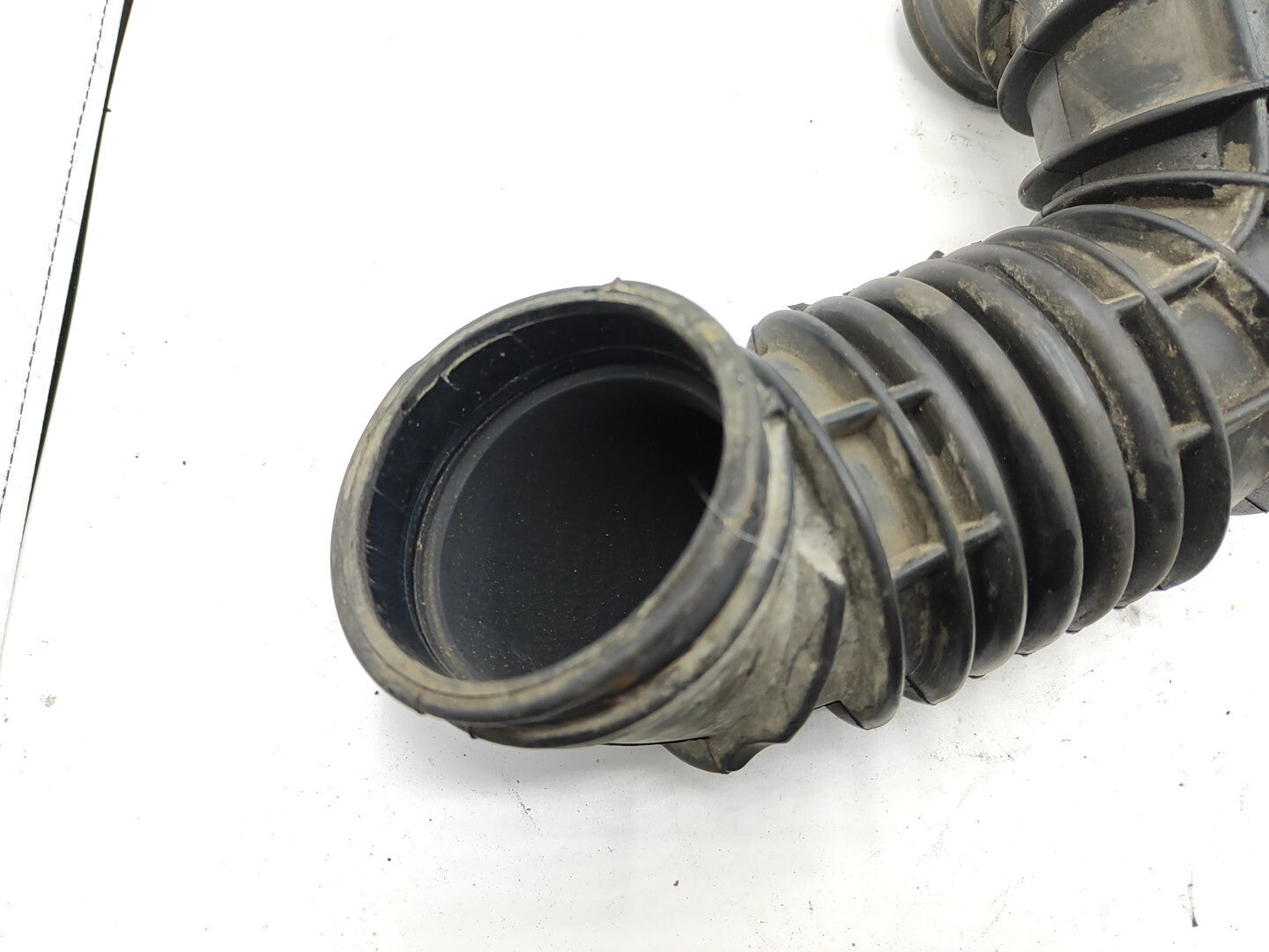 Ford Focus MK1 1.6i 74kW 100PS 2001 Engine Air Intake Pipe Hose 98AB9R504AD