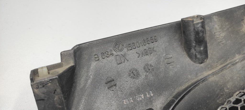 Alfa Romeo 166 2.4JTD 110kW 2002 Front Right Upper Grill 156016559 Black