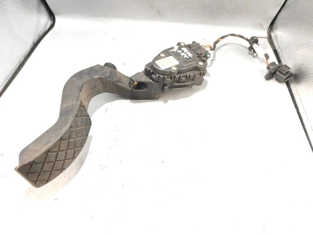 Volkswagen PASSAT B5 2000 Petrol accelerator throttle pedal 8D1723523H 