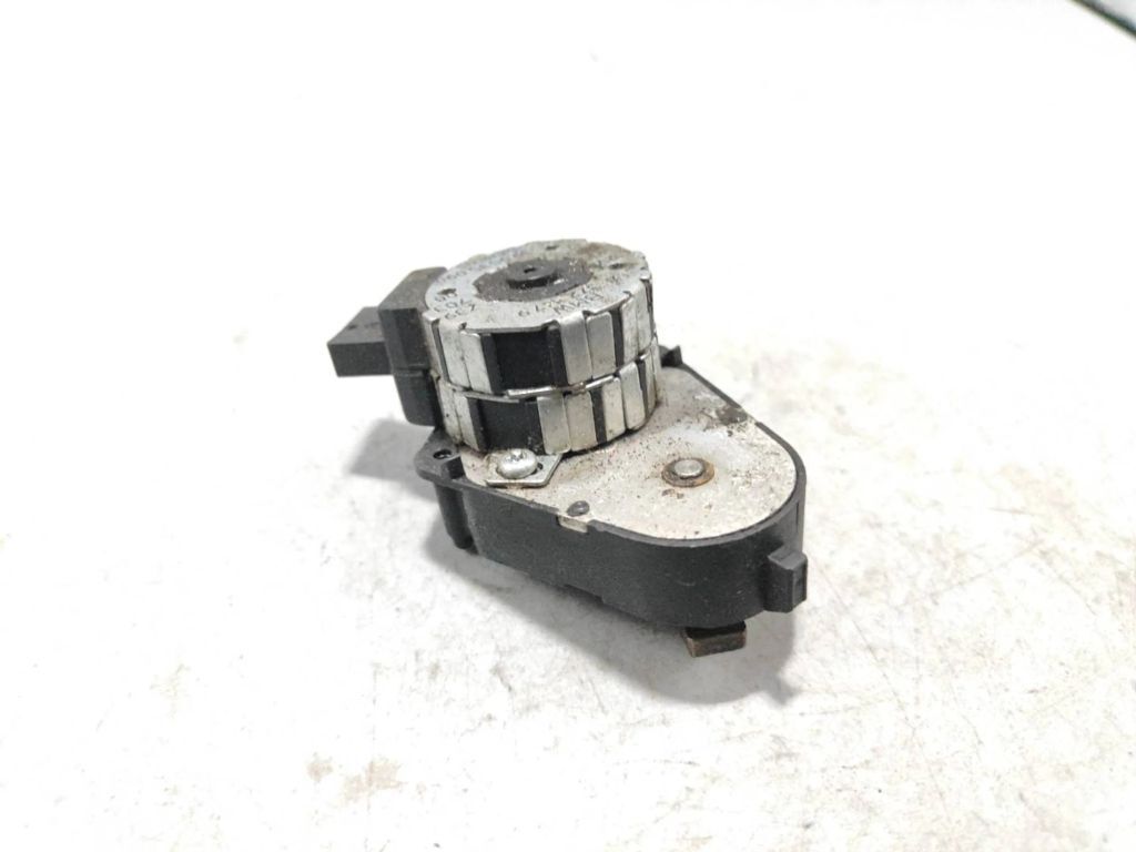 BMW 5 E39 1996 Air heater flap actuator motor 8372147 