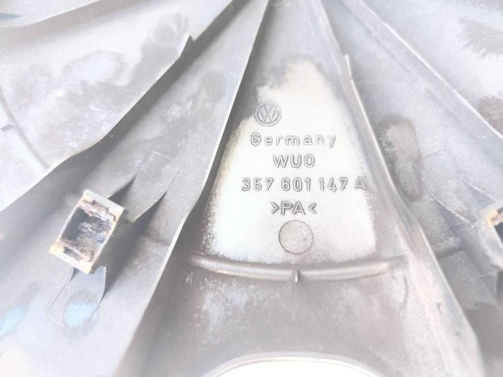 Volkswagen PASSAT B4 1995 R14 wheel hub cap trim 357601147A 