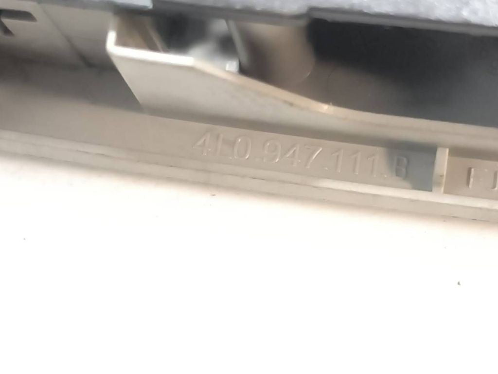 Audi A6 S6 C6 4F 2006 rear seat light 4L0947111B 