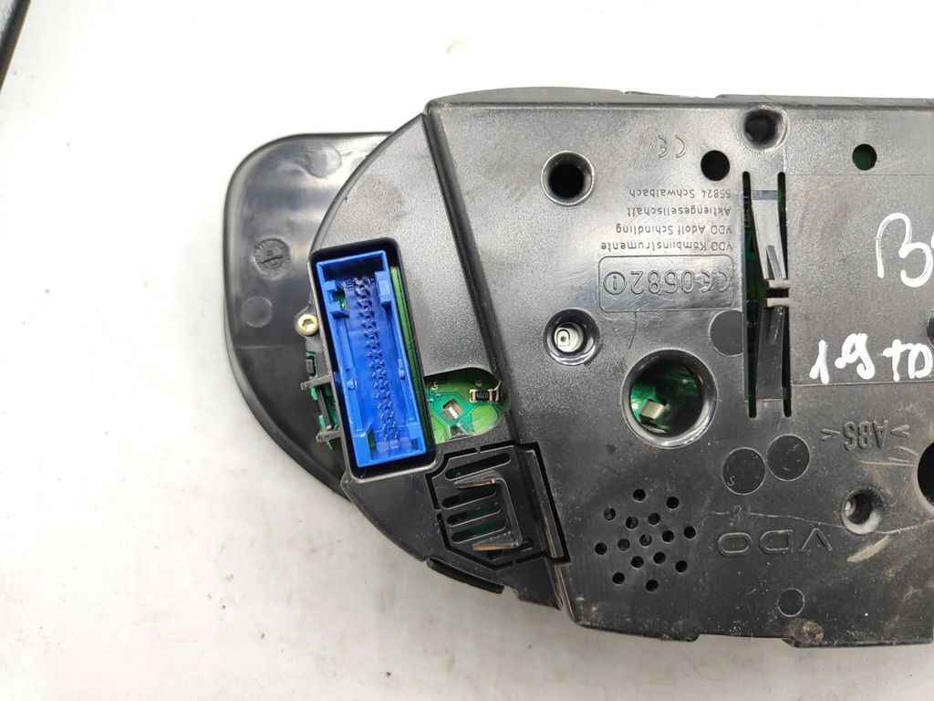 Volkswagen PASSAT B5.5 1.9TDI 2001 speedometer instrument cluster 3B0920809C 