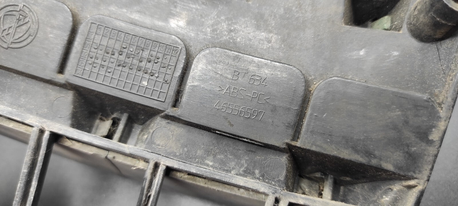 Alfa Romeo 147 1.9JTD 103kW 16V 2003 Front Bumper Center Grill 46556597