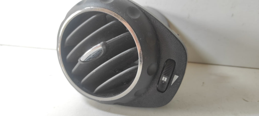 Alfa Romeo 147 1.9JTDm 85kW Diesel 2004 Front Dash Panel Air Vent Grill