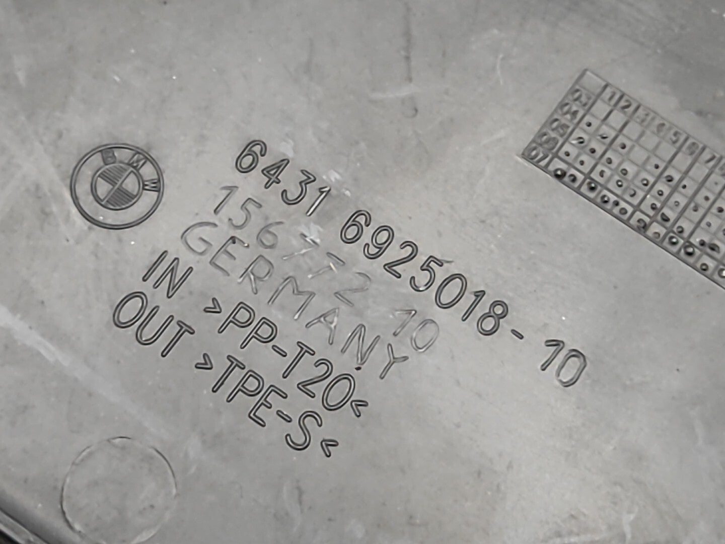 BMW E90 E91 330D 170kW 2006 Diesel Right Side Cabin Filter Cover 6925018