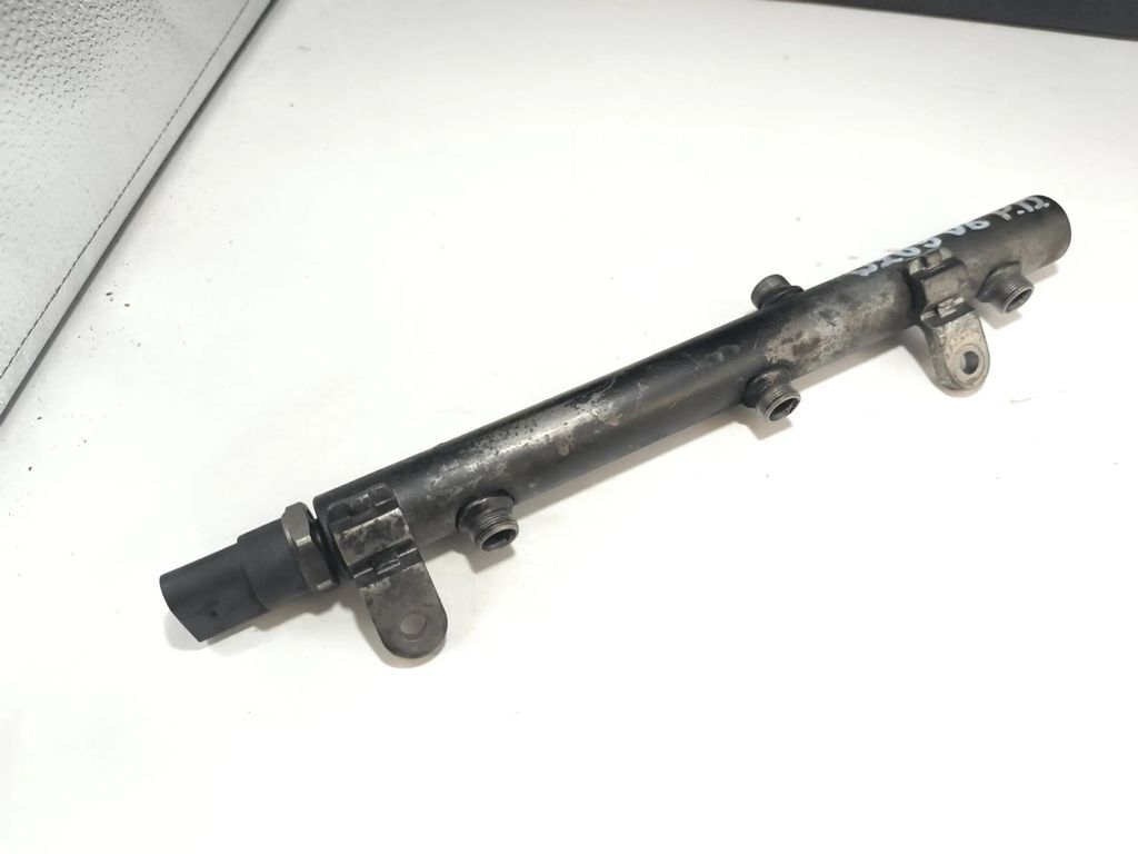 Mercedes-Benz E W211 2005 Diesel V6 Right fuel rail line pipe A6420700695 