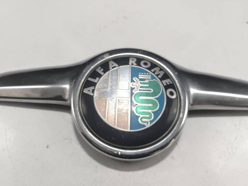 Alfa Romeo GT 2005 Bonnet Badge logo emblem 60681590 