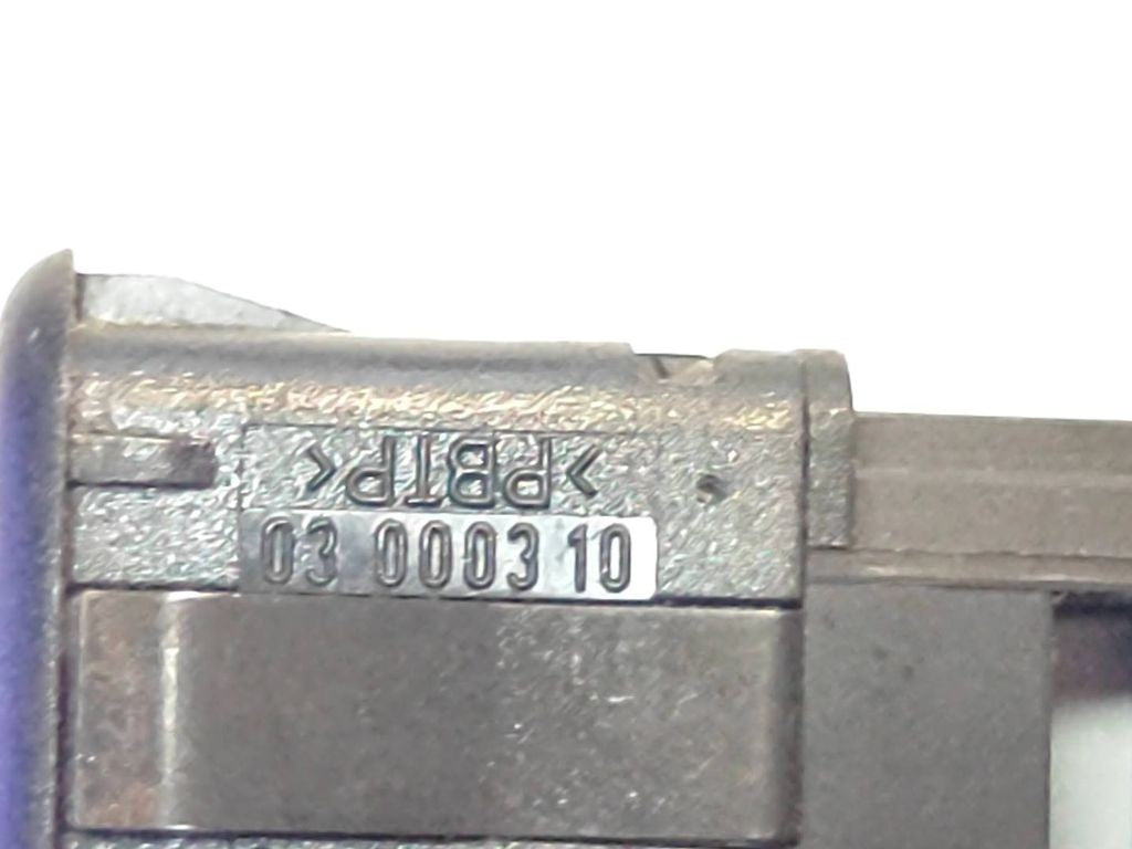 Volkswagen PASSAT B5 1998 Diesel Fuel tank opening switch 3B0959833 