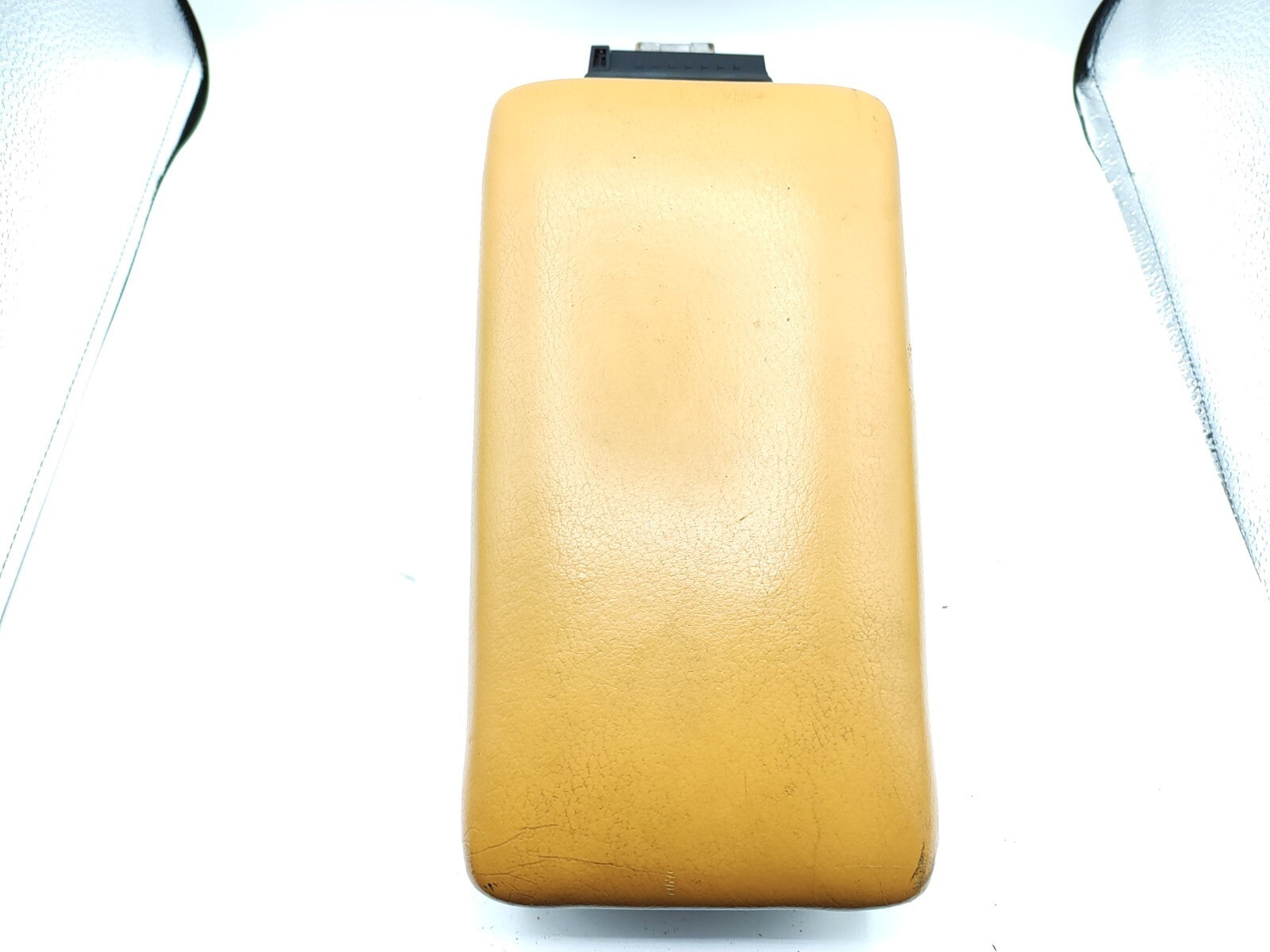Alfa Romeo GT 1.9JTD 110kW 2006 Center Console Leather Armrest Yellow