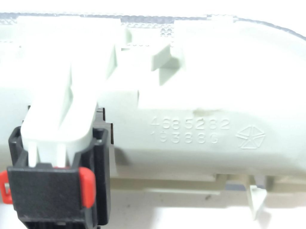 Chrysler Voyager 3.8i 1998 rear seat reading light 4685282 
