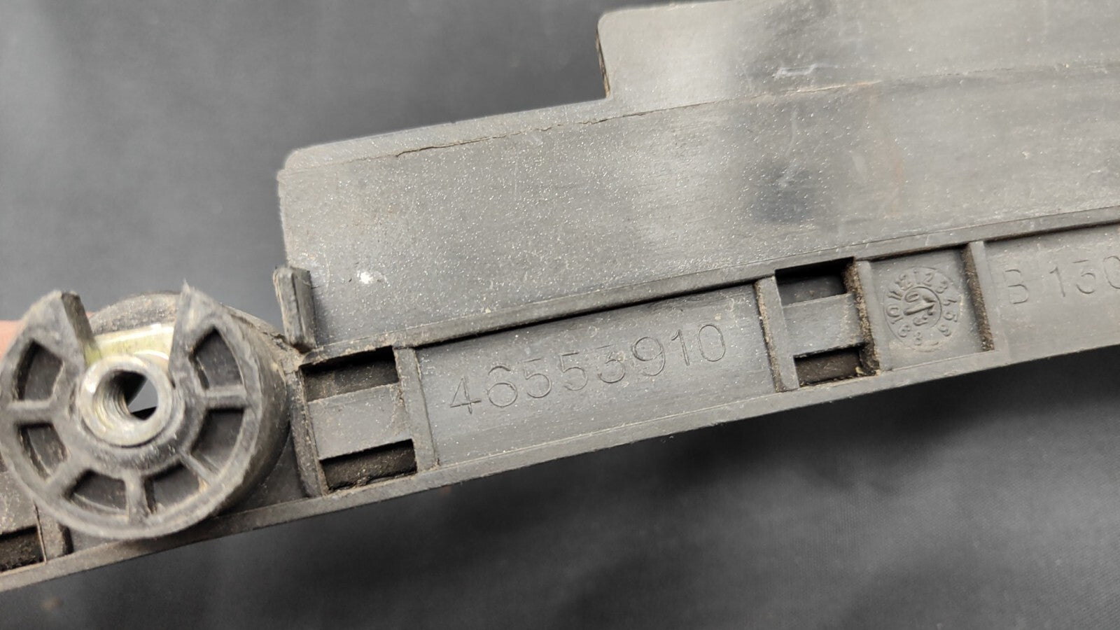 Alfa Romeo 147 1.9JTD 2004 Front Right Door Window Guide 46553910