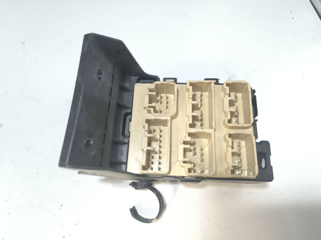 Toyota Avensis T250 2006 Fuse box module 8273405030 