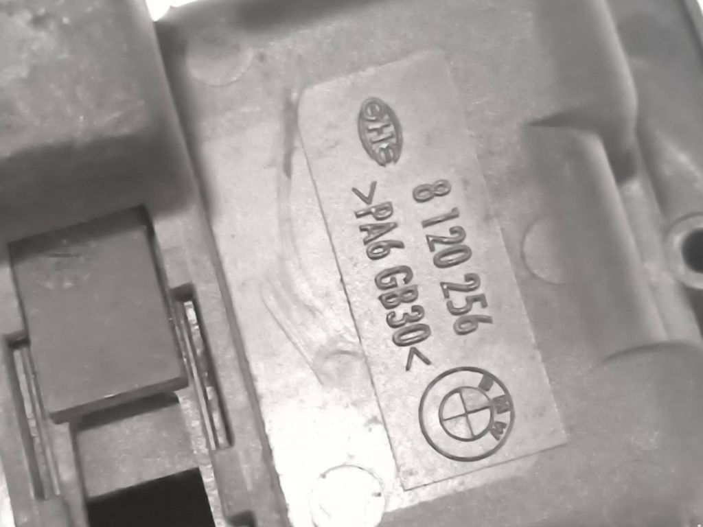 BMW 5 E34 1994 Trunk boot floor carpet liner handle 8120256 