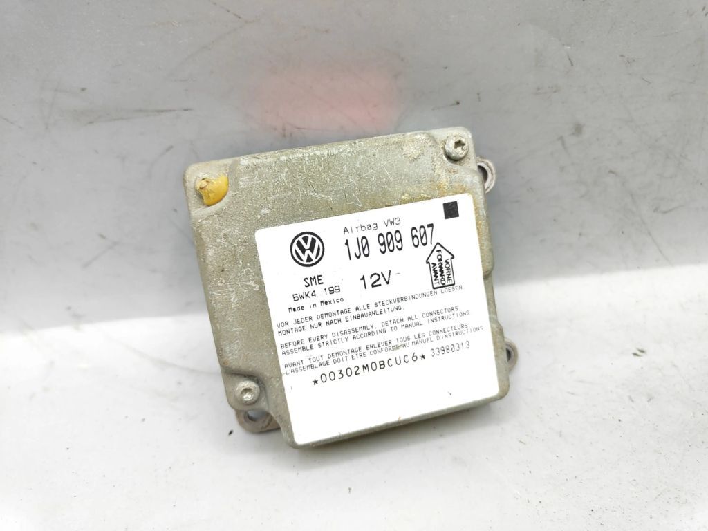 Volkswagen VW PASSAT B5 Saloon 1999 Control unit module 1J0909607 