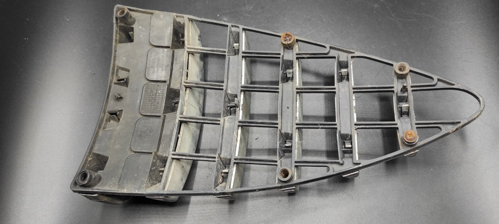 Alfa Romeo 147 1.9JTD 103kW 16V 2003 Front Bumper Center Grill 46556597