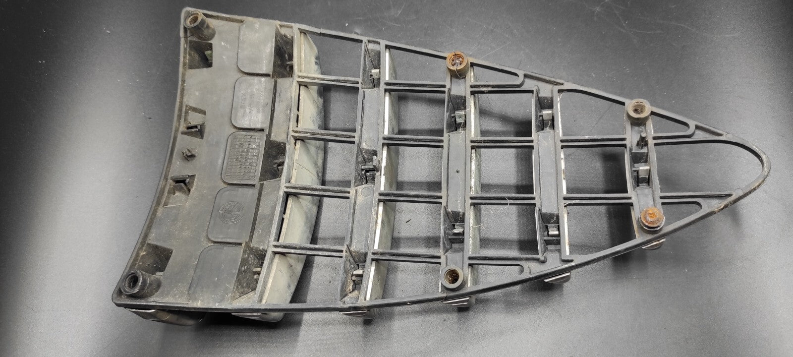 Alfa Romeo 147 1.9JTD 103kW 16V 2003 Front Bumper Center Grill 46556597