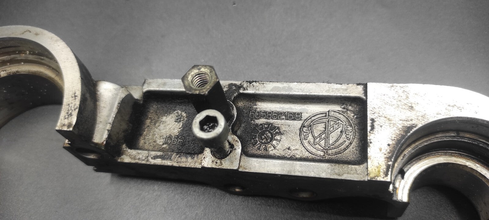 Alfa Romeo GT 2.0 JTS 122kW 2005 Engine Cylinder Head Camshaft Mount 605862168