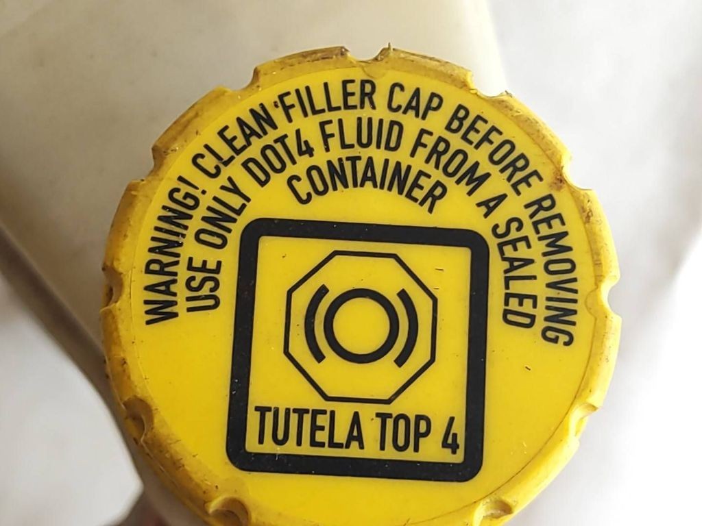 Alfa Romeo 159 2007 Brake fluid reservoir tank 32067799B 