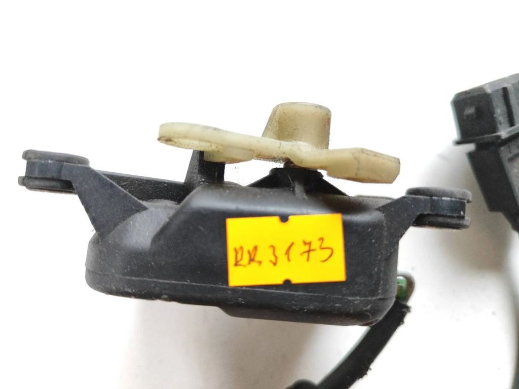 Audi A6 S6 C4 4A 1995 Air heater flap actuator motor 443820511A 