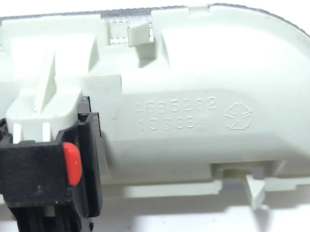 Chrysler Voyager 3.8i 1998 rear seat dome reading light 4685282 