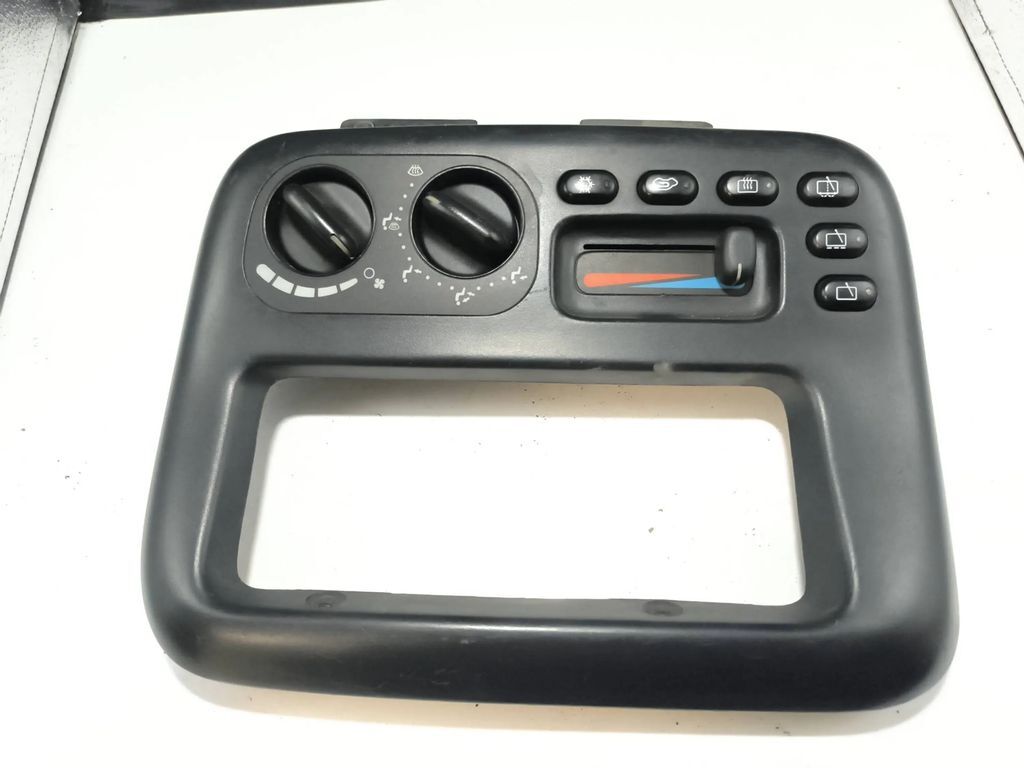 Chrysler Voyager 3.8i 1998 AC Climate control unit module P4677335 