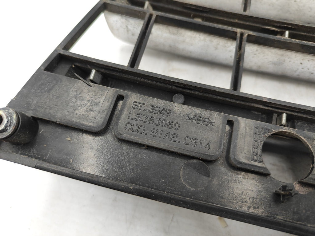 Alfa Romeo 147 Facelift 2007 Front Bumper Center Grill LS383060