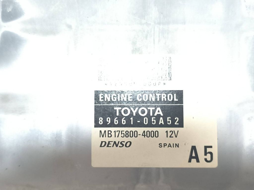 Toyota Avensis T250 2008 8966105A52 Engine control unit module ECU 