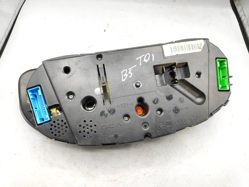 3B0919880D Volkswagen PASSAT B5 1997 speedometer instrument cluster 