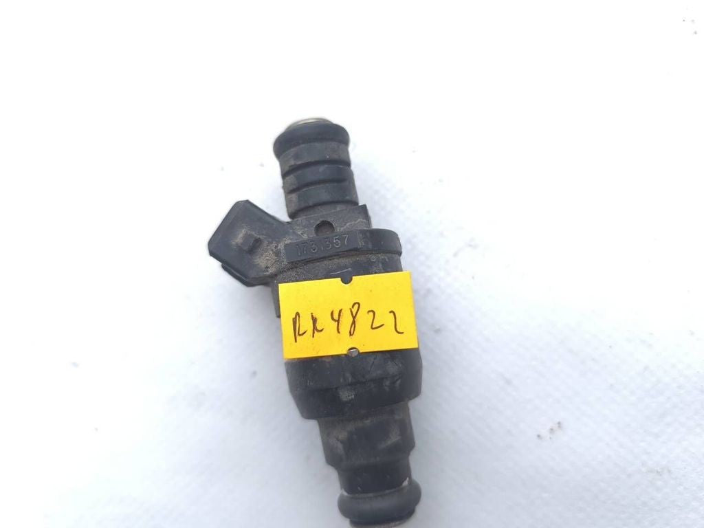 BMW 3 318i E36 1992 Petrol fuel injector 1731357 