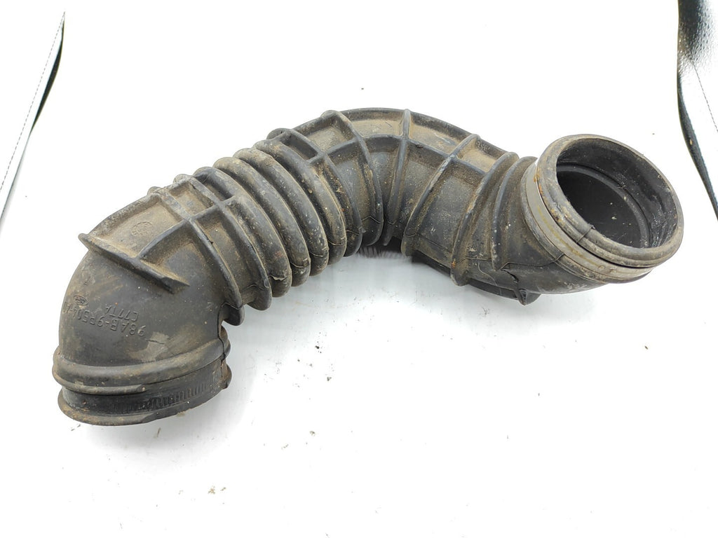 Ford Focus MK1 1.6i 74kW 2001 Engine Air Intake Pipe Hose 98AB9R504AD