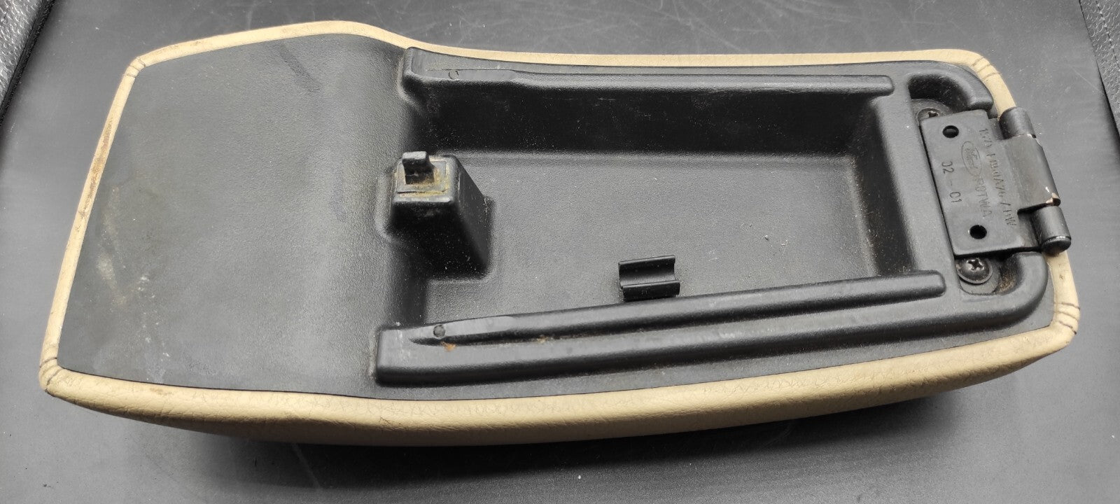 Ford Mondeo MK3 2.5 V6 2004 LHD Center Console Leather Armrest