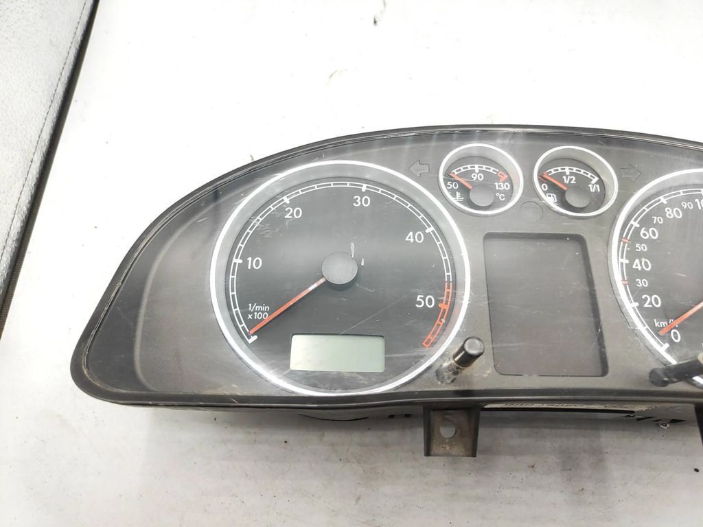 Volkswagen PASSAT B5.5 1.9TDI 2001 speedometer instrument cluster 3B0920809C 