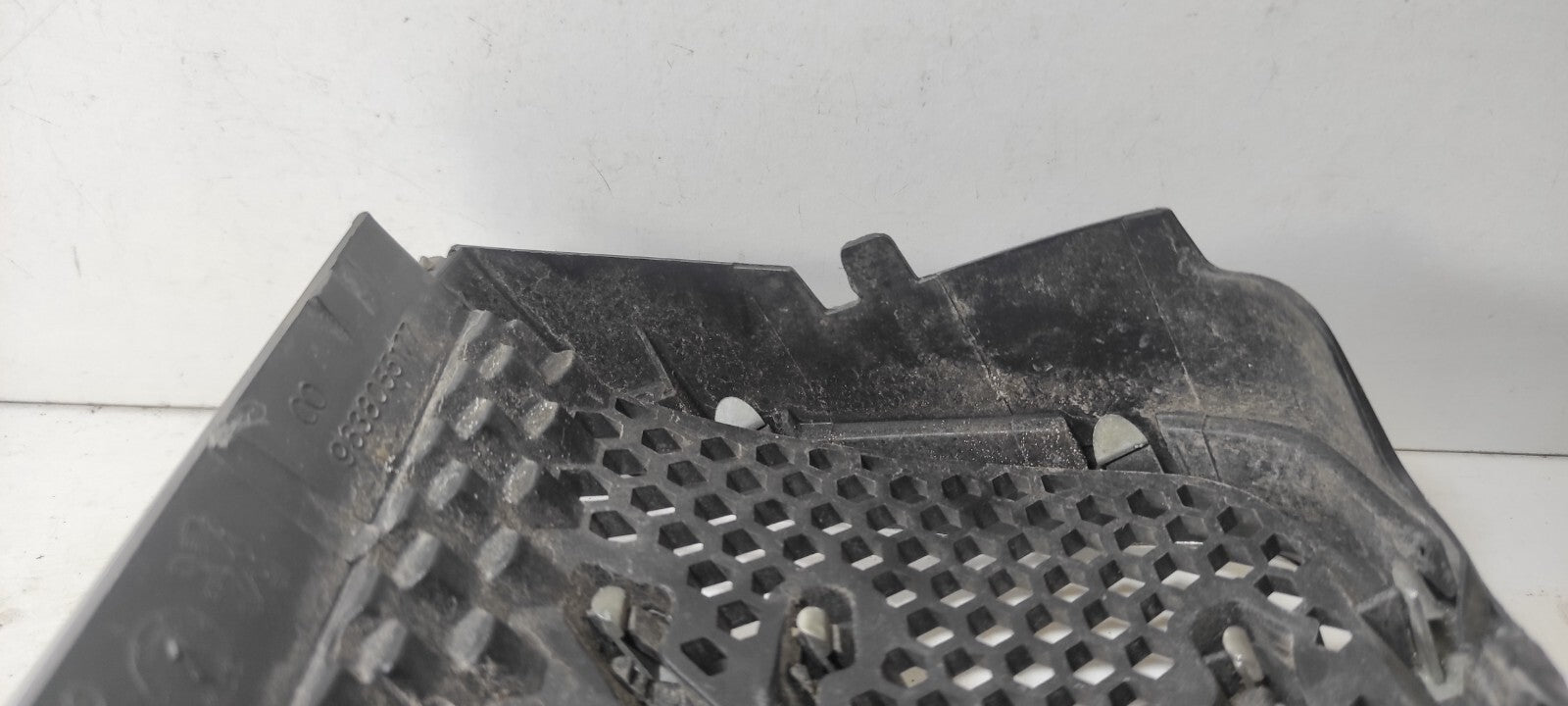 Peugeot 607 3.0 V6 2002 Front Bumper Logo Emblem 9638055177